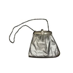 Ande metallic clutch with chain strap